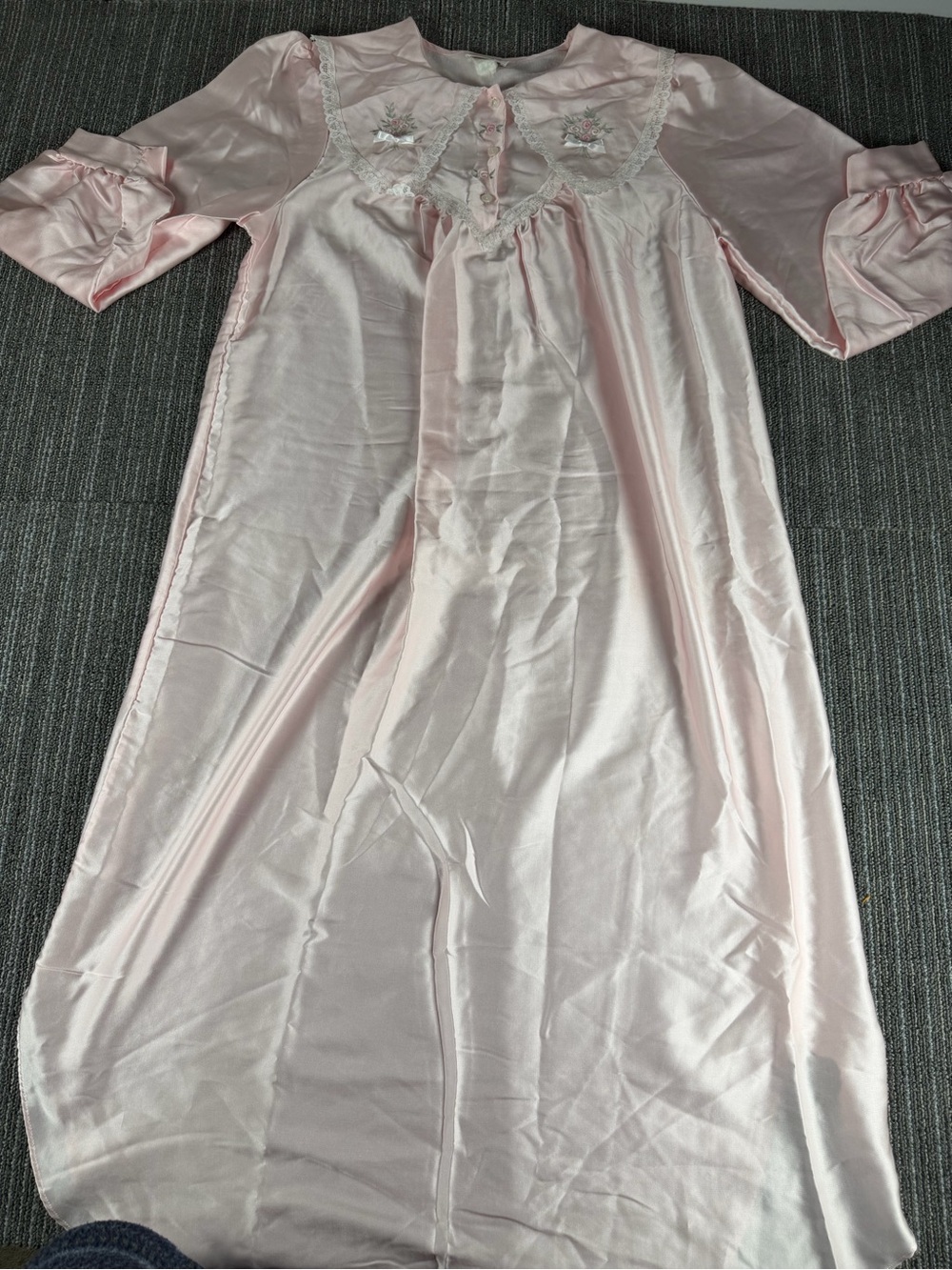 Vintage Barbizon Elegant Lace-Detail Satin Nightgown - Pale Pink